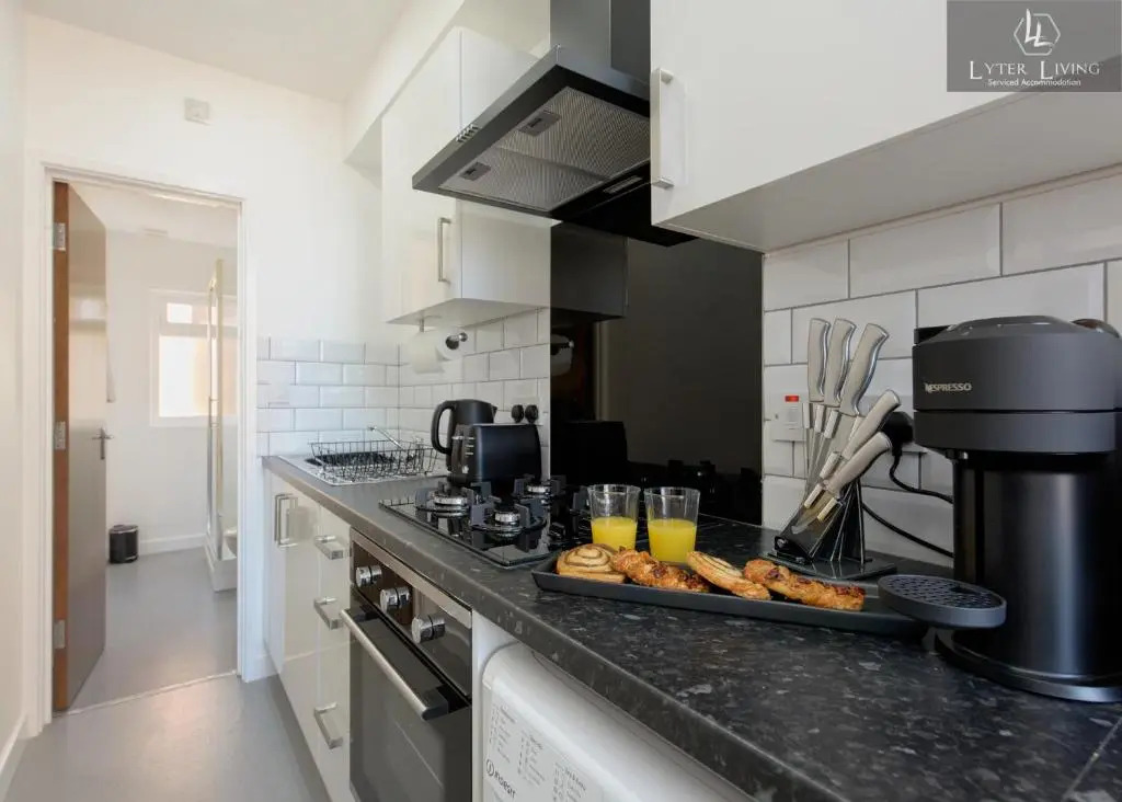 Studio Apartments by Lyter Living Desks & Wifi - Monthly Stays Available