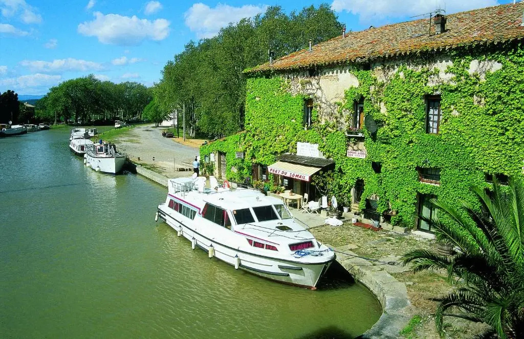 Loctroi, Village house with patio