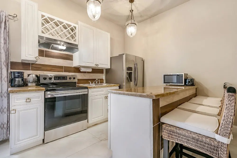 2BD Spacious condo Steps from ST Charles