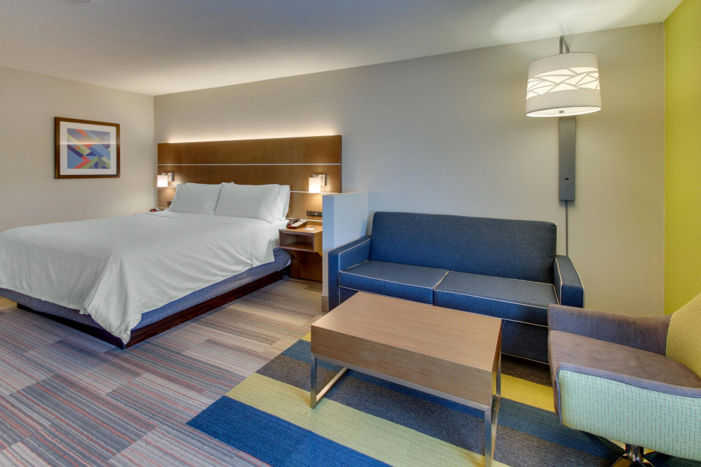 Holiday Inn Express & Suites Atlanta Perimeter Mall Hotel by IHG