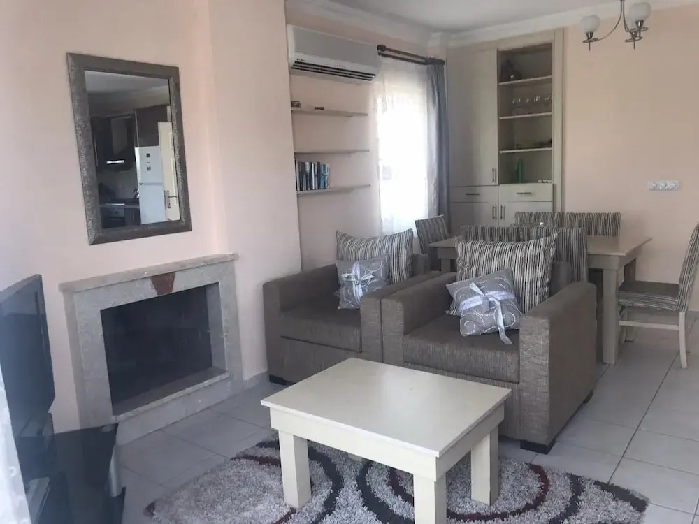 1 Bedroom Apartment Lake View 3 by Likya Global
