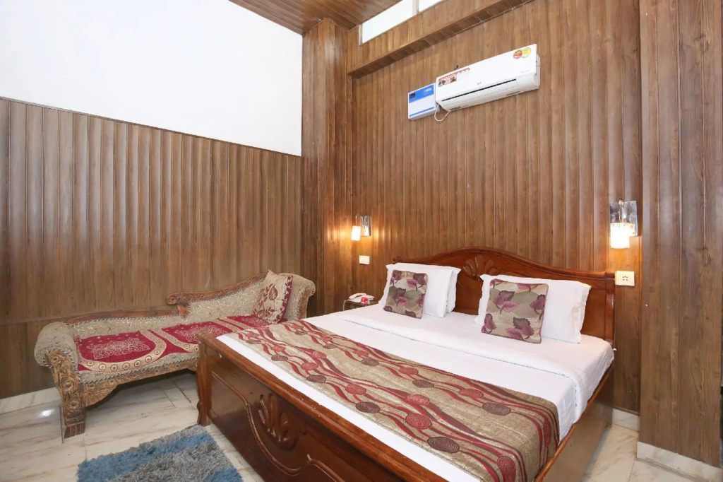 OYO 6370 Hotel Golden Woods