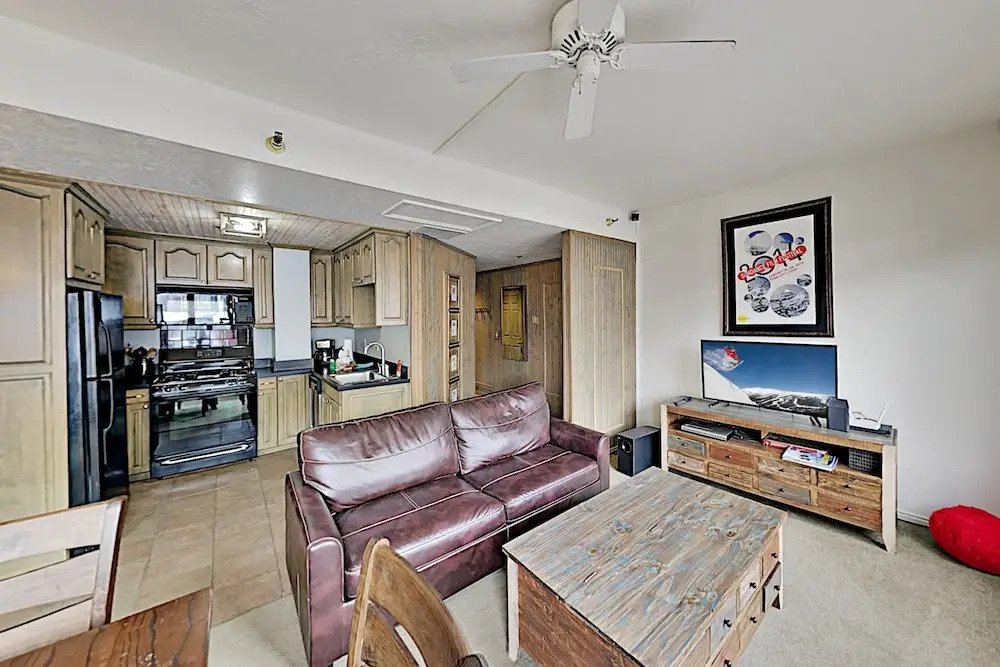 Downtown W/ Views - Walk To Lifts! 1 Bedroom Condo
