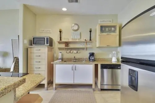 Seawall Condo with Birds Eye Views by RedAwning