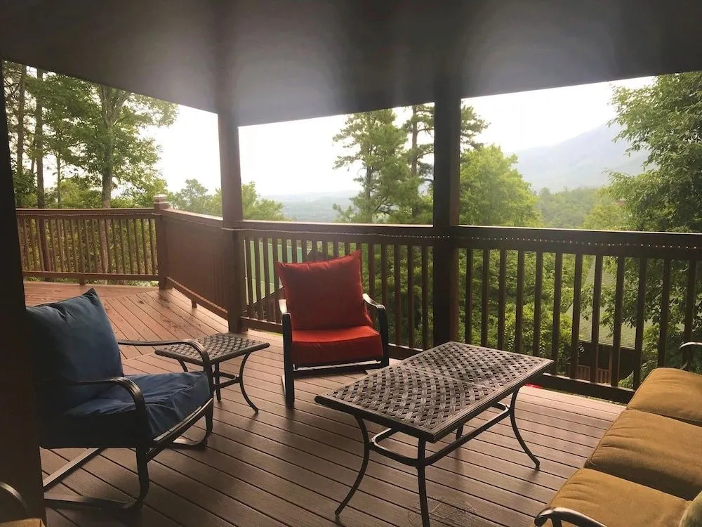 Bearmont Lodge - 4 Br cabin by RedAwning