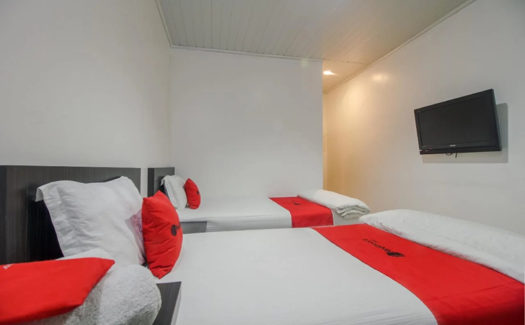 RedDoorz Near Bangka Trade Center 2