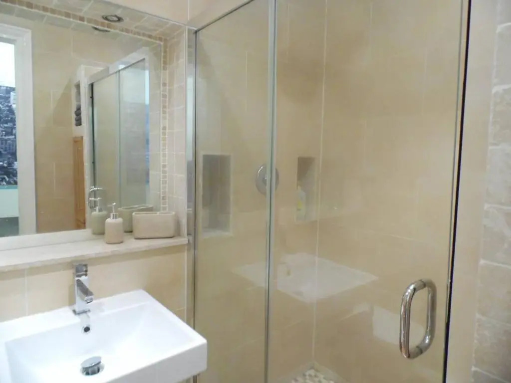WEST END - Stunning, spacious, 3 bedroom, main door flat with private parking