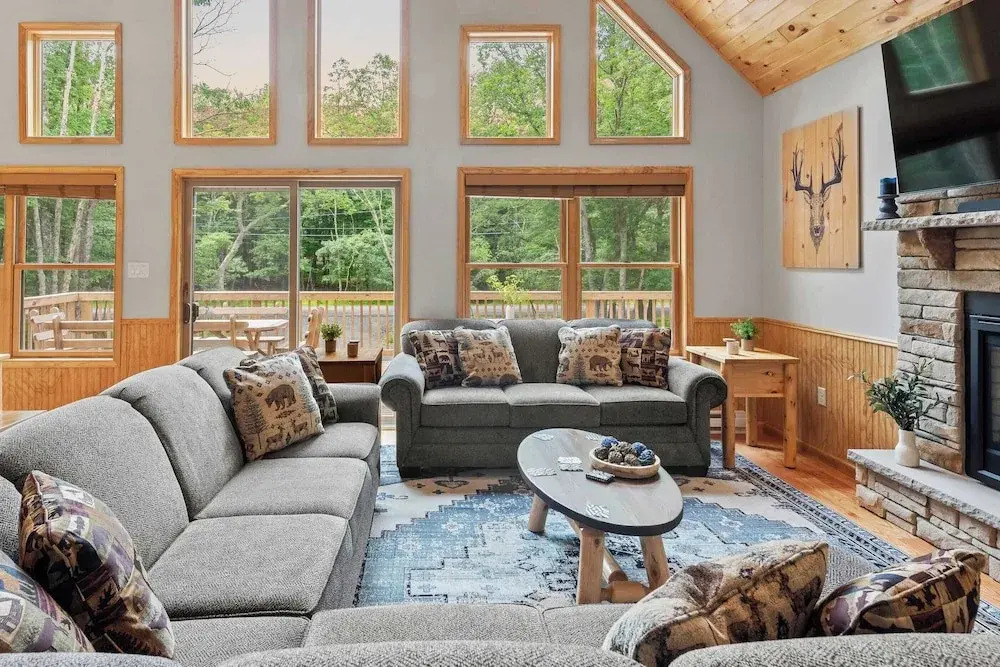 Bluejay Getaway by Avantstay Private Lake Cabin Hot Tub + Game Room Walk to Lake