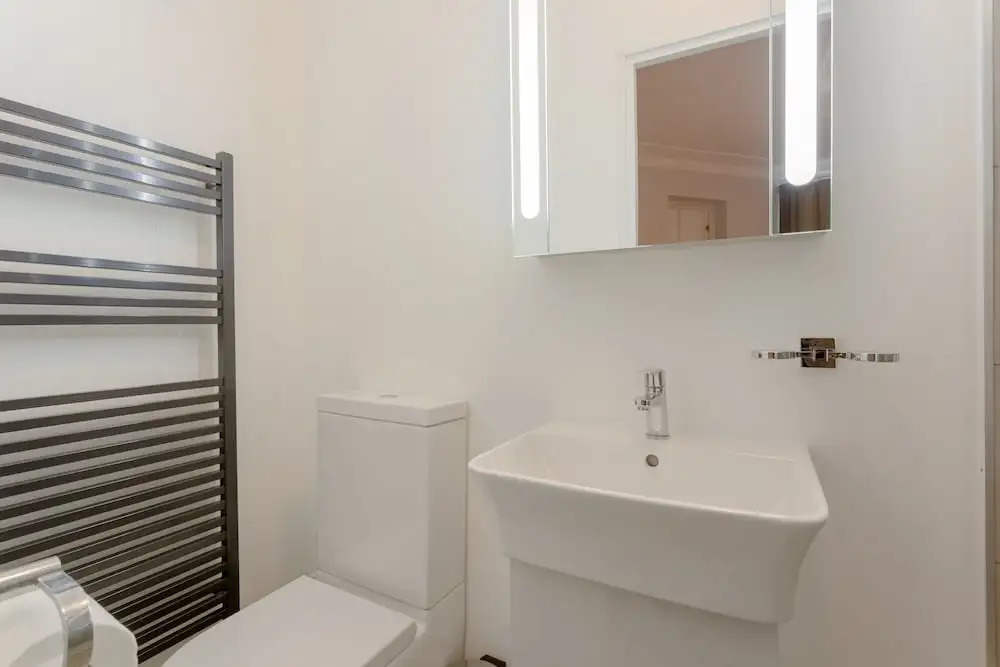 3 Bedroom House With Garden in Brondesbury