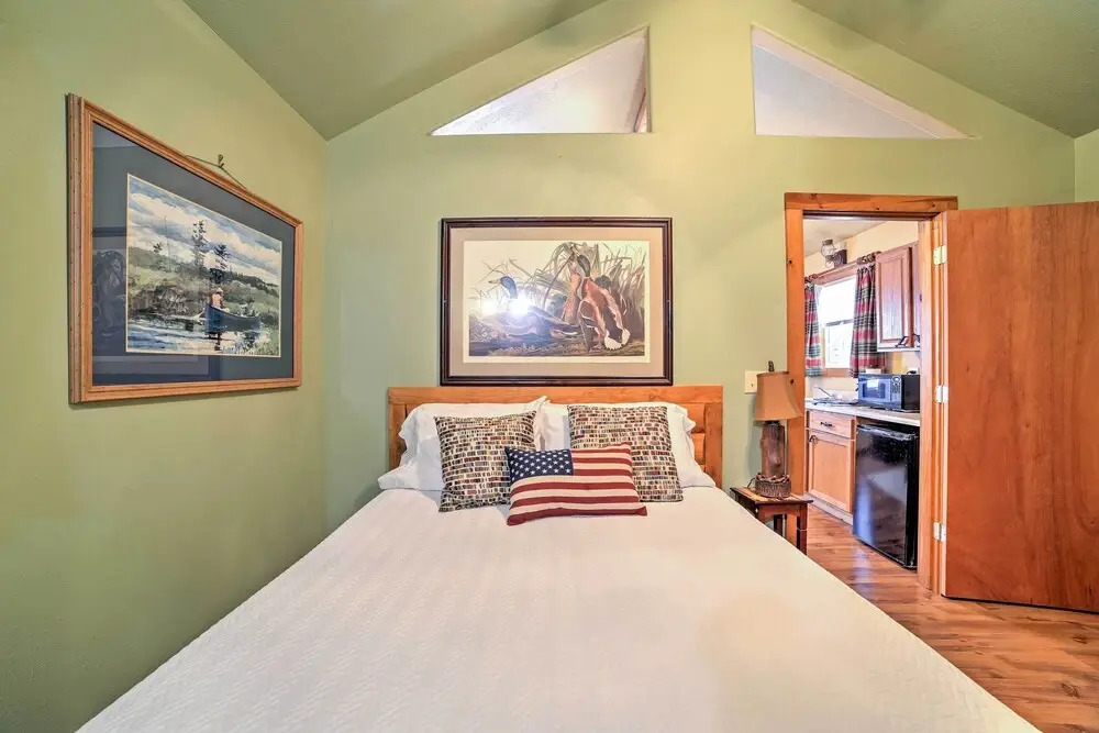 4 Mi to Museums: Cozy Branson Cabin