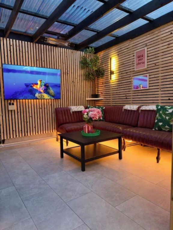Stylish City Centre Hideaway & Hot Tub