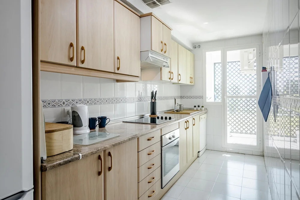 LCR4 - Large 3 bed apt close to beach, port