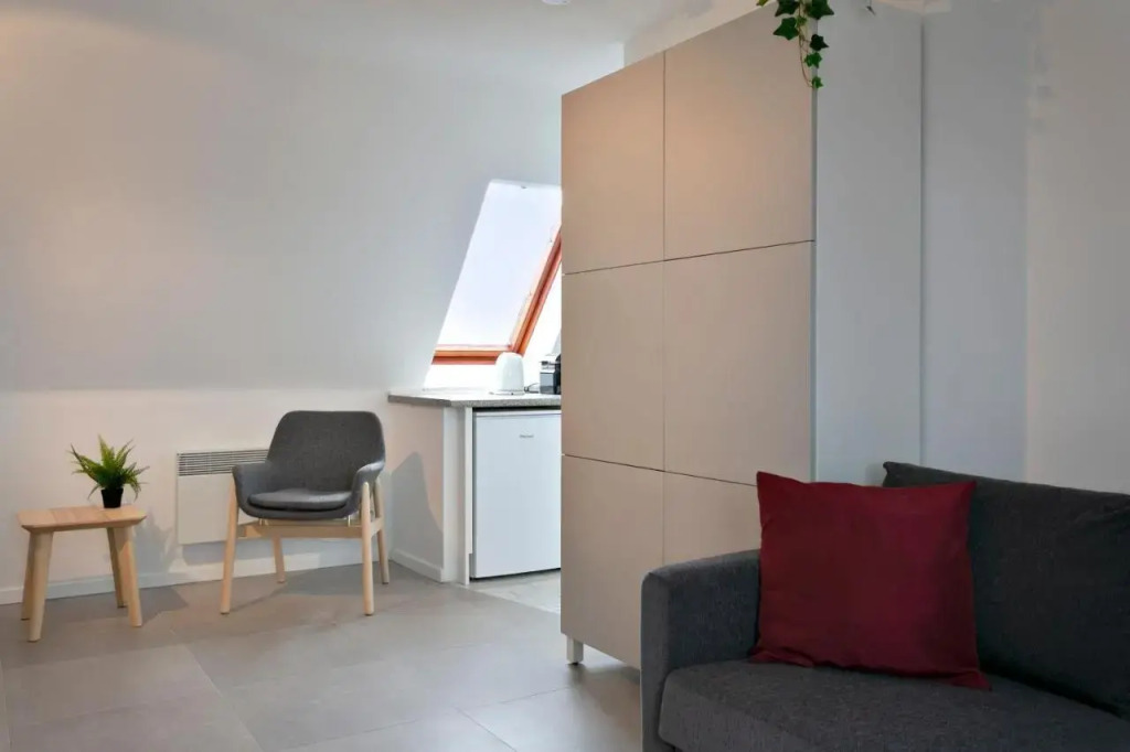 Warm Lofty and Spacious Studio