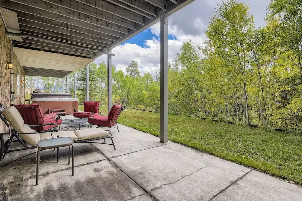 Family Mountain Home, Sleeps Up To 12, Private Hot Tub! 4 Bedroom Home by RedAwning
