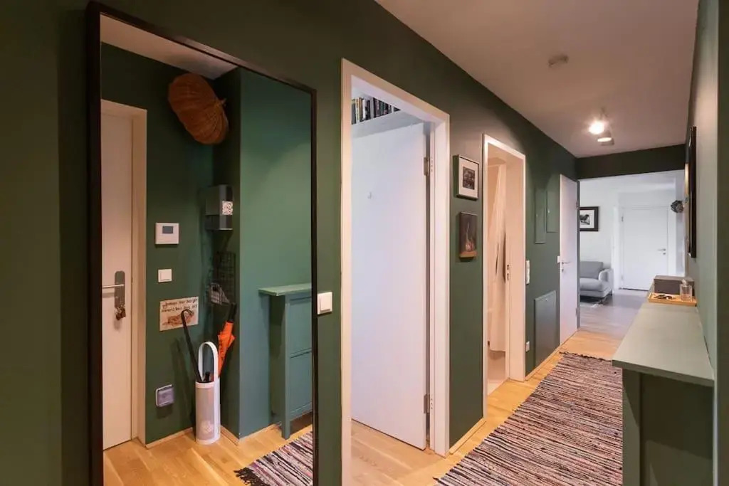 Dream Apartment - central and quiet with AC and free parking garage