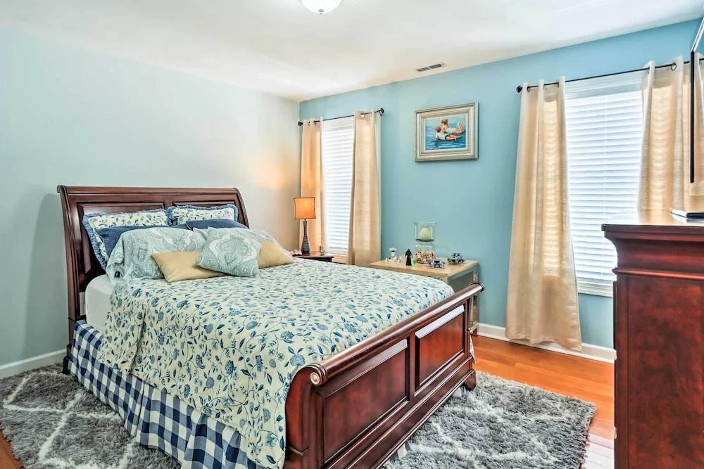 Stately Norfolk Home w/ Fenced Yard: Walk to Beach