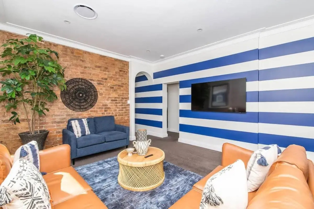McNamara Lane Large CBD home Freshly renovated 7 Smart TV's Sleeps 11