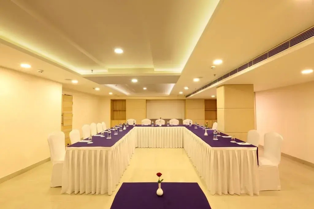 Hotel Golden City with Swimming Pool