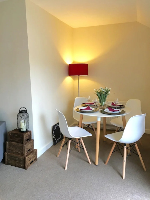 iRelocate - Garden Flat by the Sea