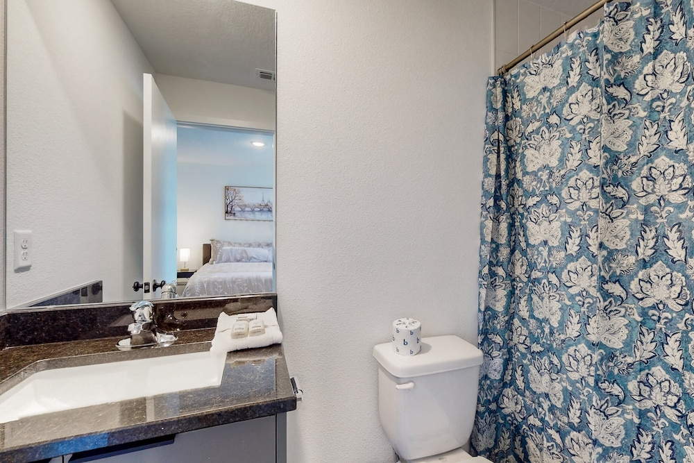 Newly Built Townhome, Private W/d, Free Wifi, Central AC and Full Kitchen