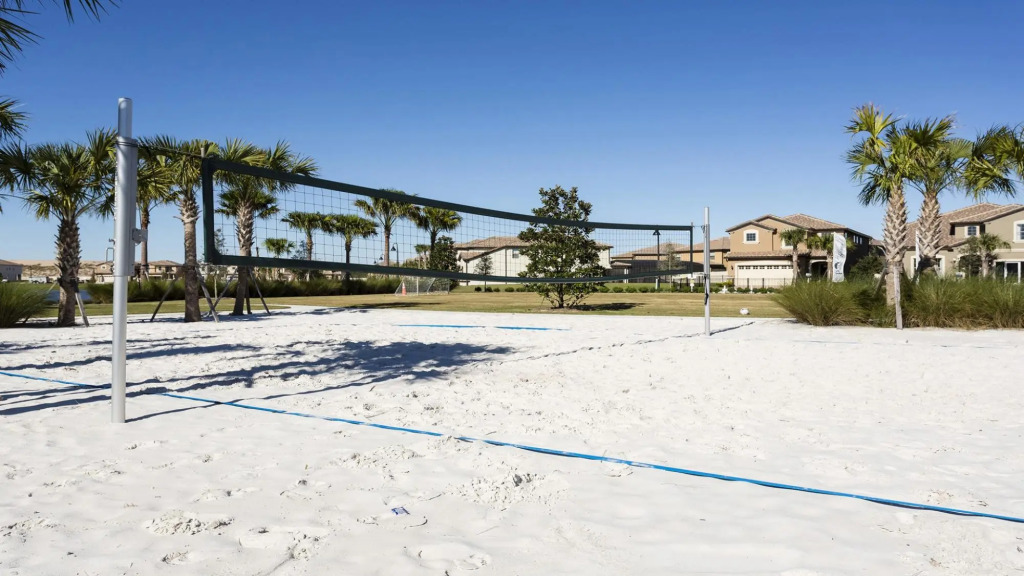 Cozy 4BR Town Home With Pool Close to Disney