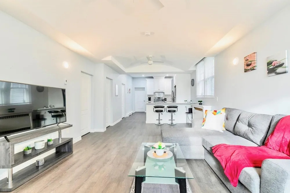 Bright and Modern 2BR Apartment With Netflix
