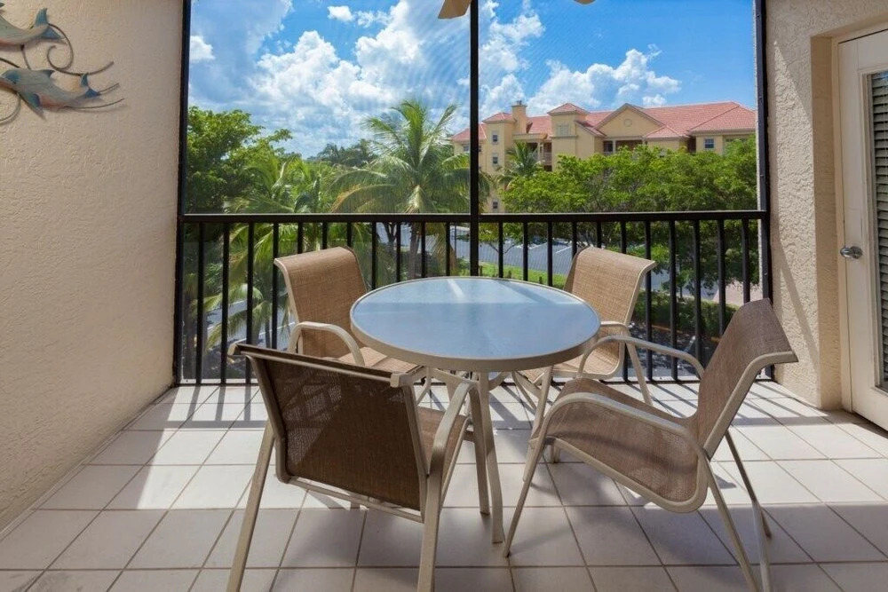 Romantic Condo Across From Beach! 1 Bedroom Condo by Redawning