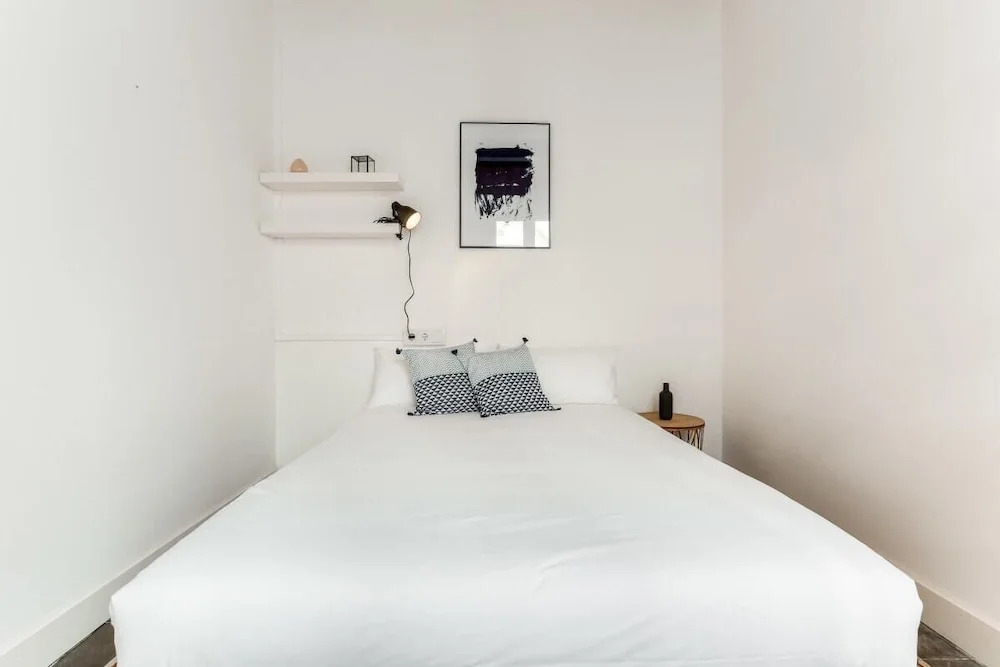 Bright 2 Bed Easily Connected to the Center