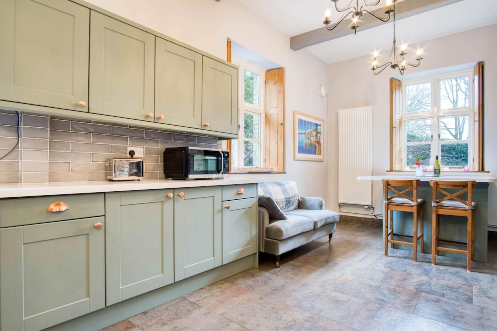 The Old Rectory - 5 Bedroom Holiday Home - Llanedi
