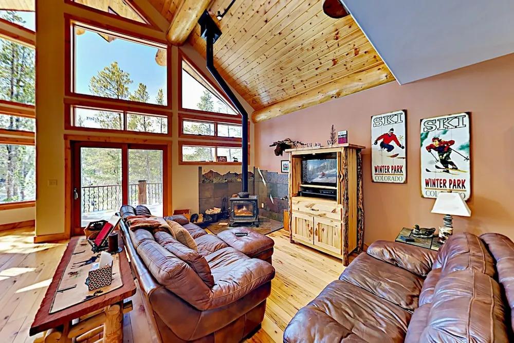 The Treehouse: 2 Living Areas & Private Hot Tub 4 Bedroom Home