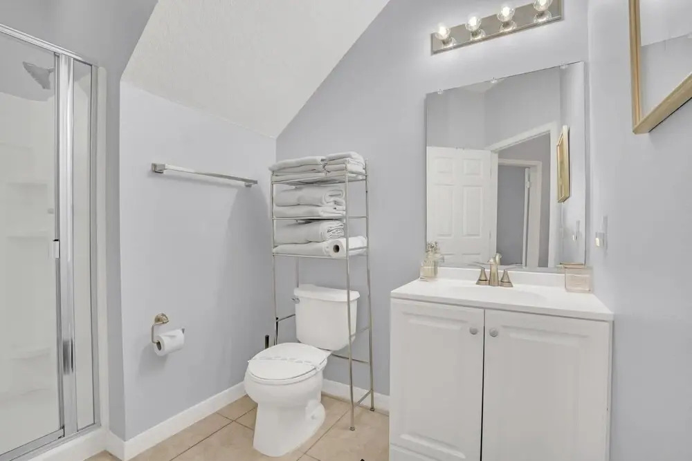 Gorgeous 3 bed Room Townhome Minutes to all the Attractions