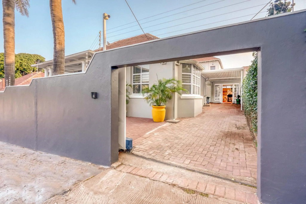 Hampton Collection - Stylish 3 Sleeper Apartment with Pool