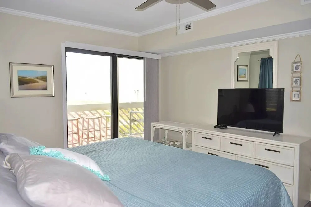 Ocean Shores 301 3 Bedroom Condo by RedAwning, North Myrtle Beach