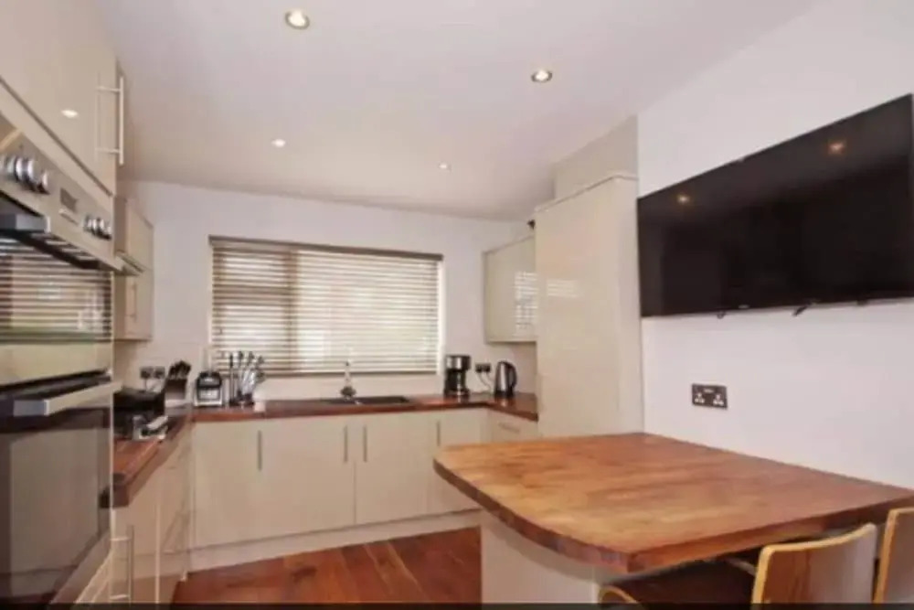 3 Bed House In Harrogate 2 Hot Tubs & Pet Freindly