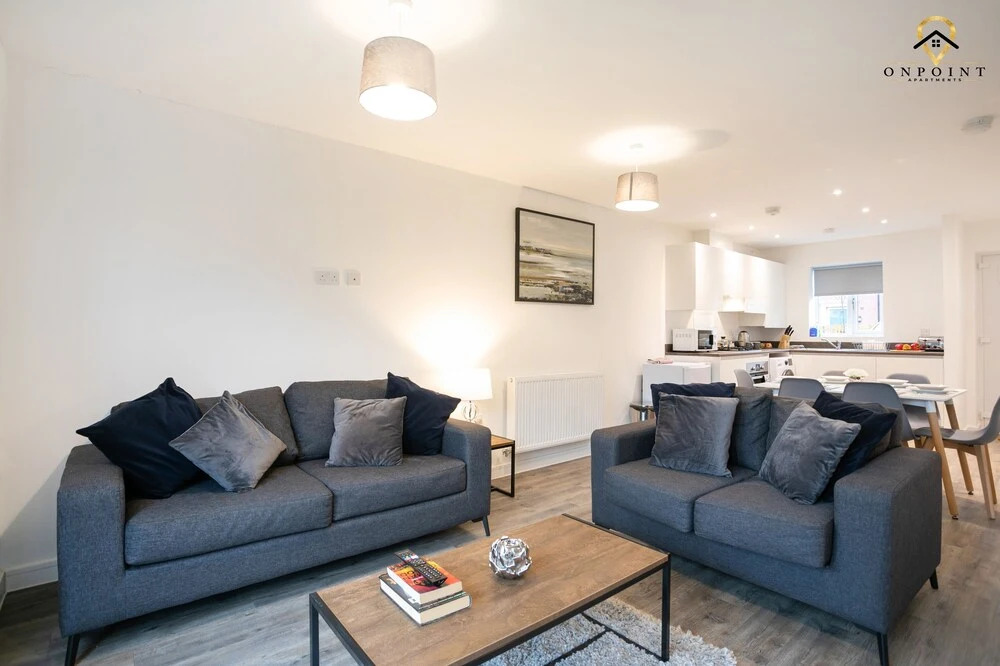 Spacious 3 Bed House with Parking & WiFi