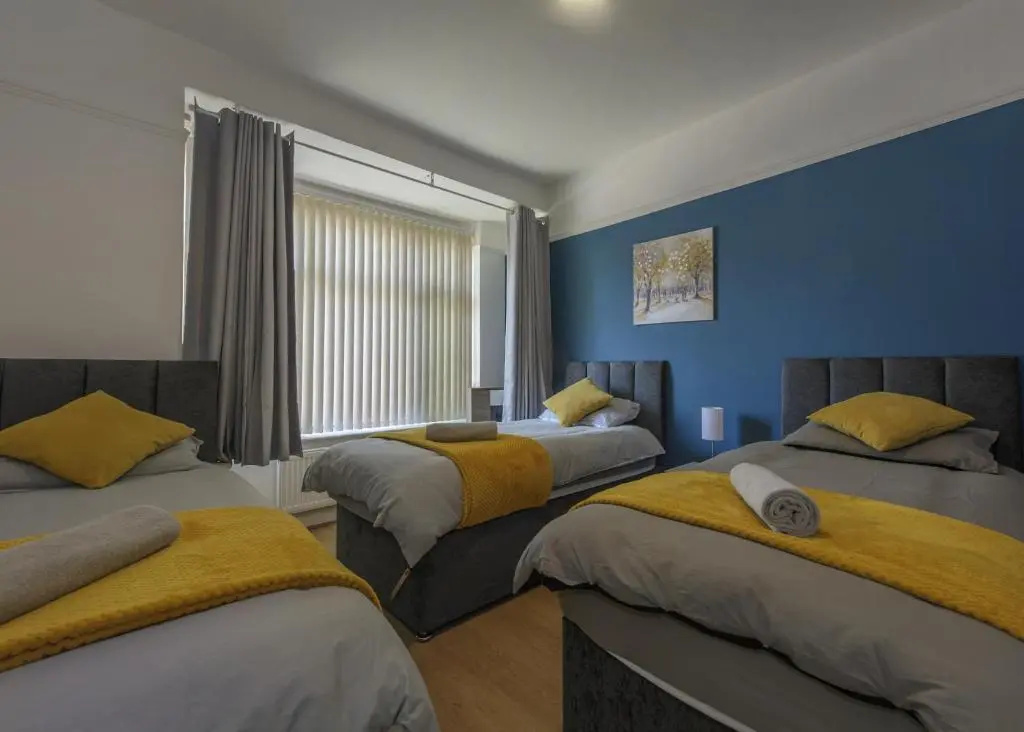 Birmingham Contractor House sleeps 8 Private Garden near M6 Motorway Business Wi-FI and Netflix