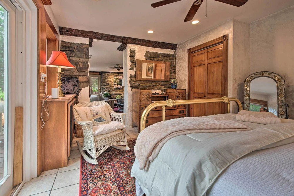Lakefront Poconos Retreat w/ Hot Tub, Near Hiking!