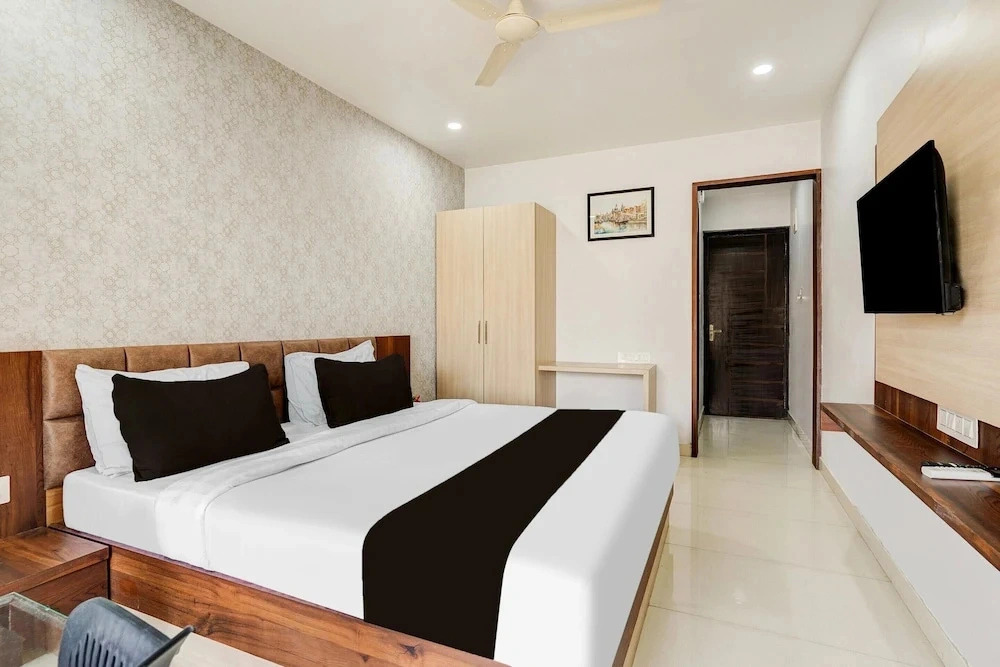 Elite Stays at DLF Newtown
