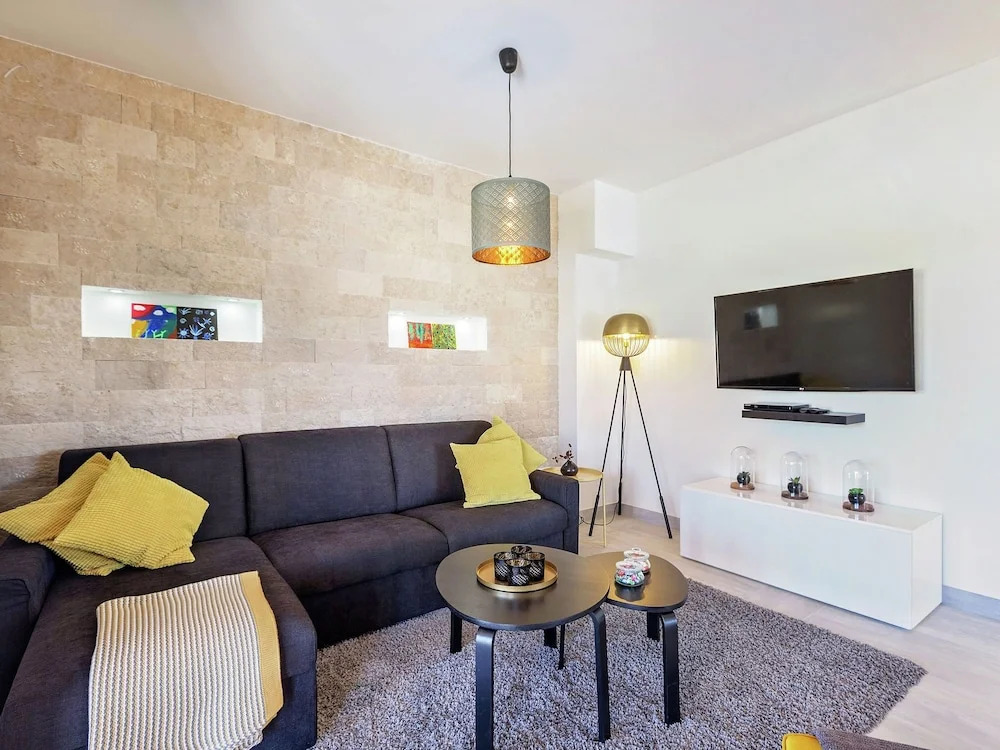 Seaside Villa With Swimming Pool in Funtana