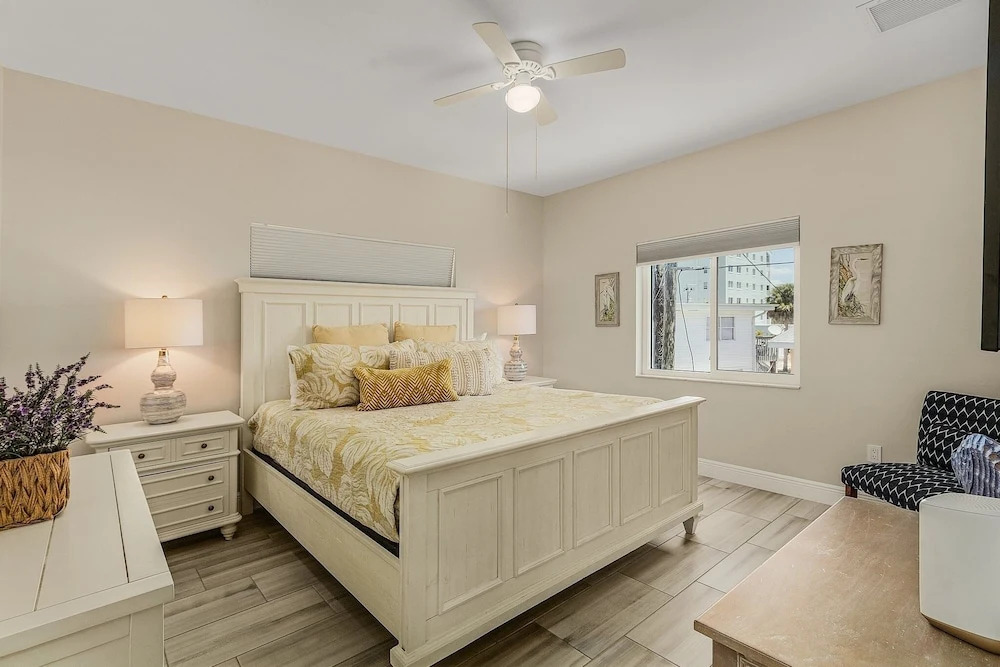Welcome To 246 Delmar Ave - Vacation Rental 3 Bedroom Home by RedAwning