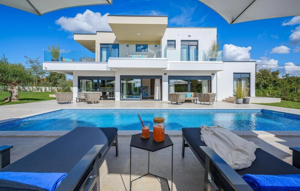 Amazing Home in Jehnici With 4 Bedrooms, Outdoor Swimming Pool and Heated Swimming Pool