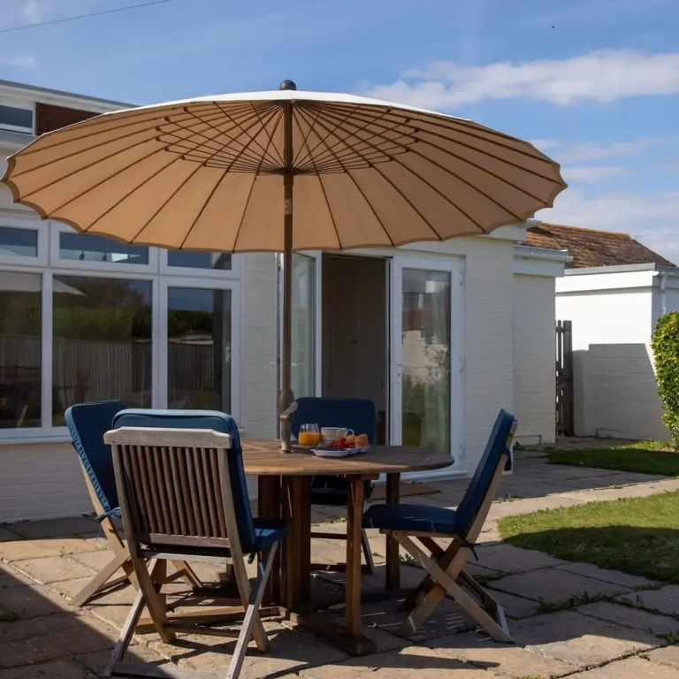 Seaside detached 4bd home nr shops Parking Garden