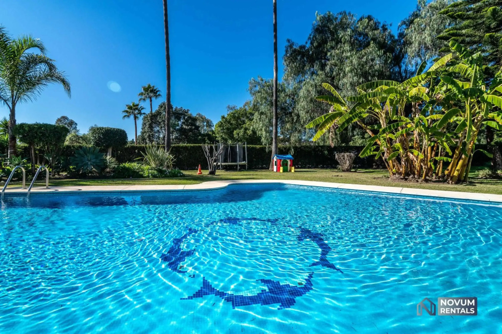 TOP RENOVATED 3-BDRM TOWNHOUSES with POOL, BBQ & ROOFTOP TERRACES