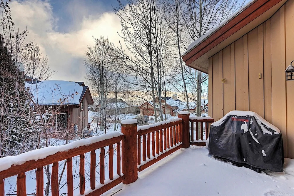 Snowbound Ski Retreat at Cedar Ridge by Casago