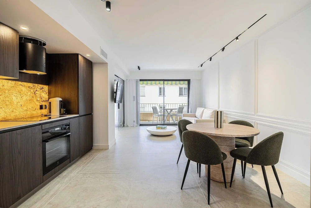 Renovated Prestige 3P Luxe Apt, Terrace & Parking