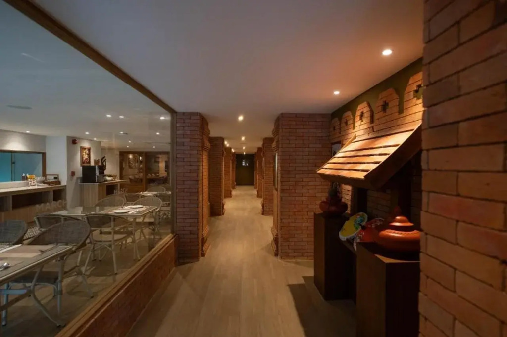March Hotel & Suite Riverside