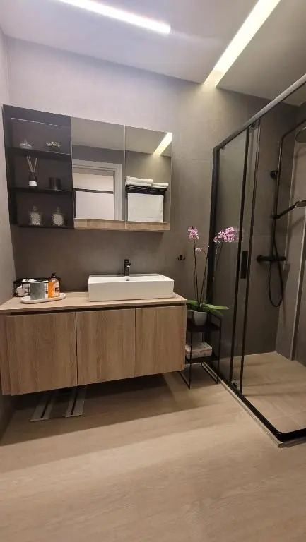 8 Blocks Apartments 4B