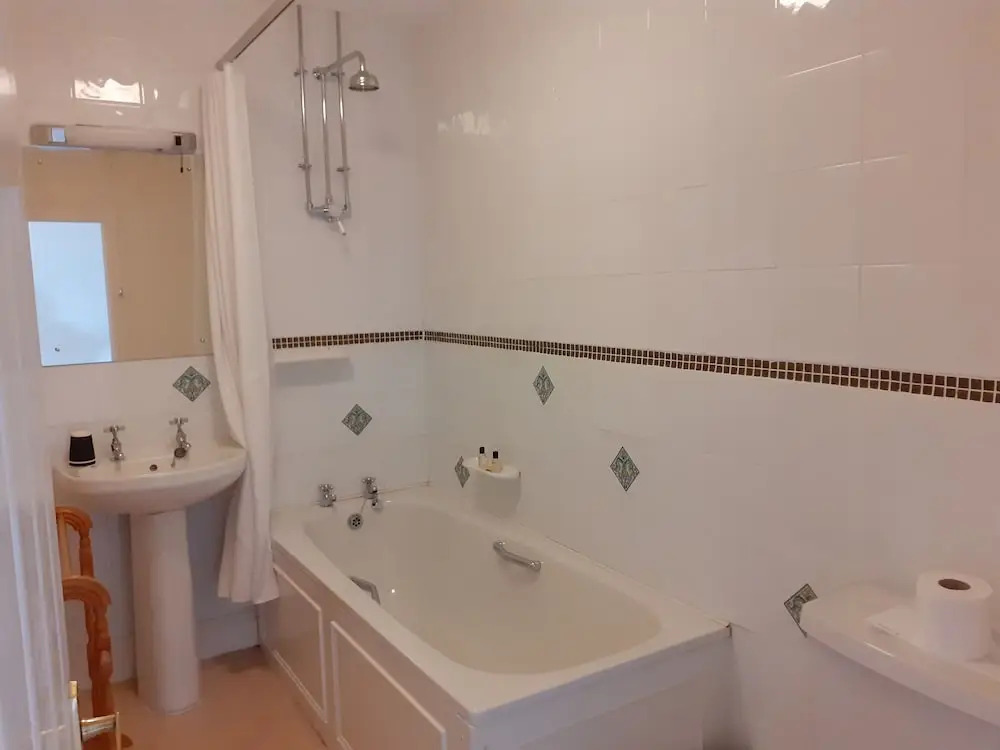 House - Sleeps 6 & Paid off Site Parking Available