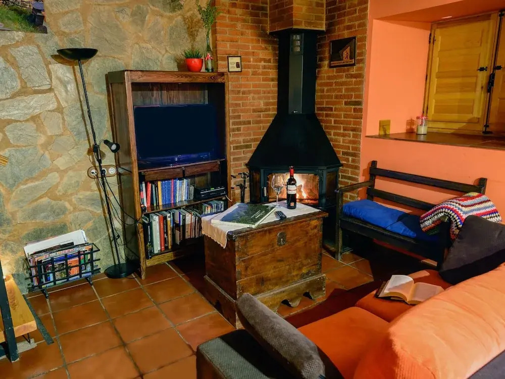 Cozy Cottage in Benllera with Hot Tub