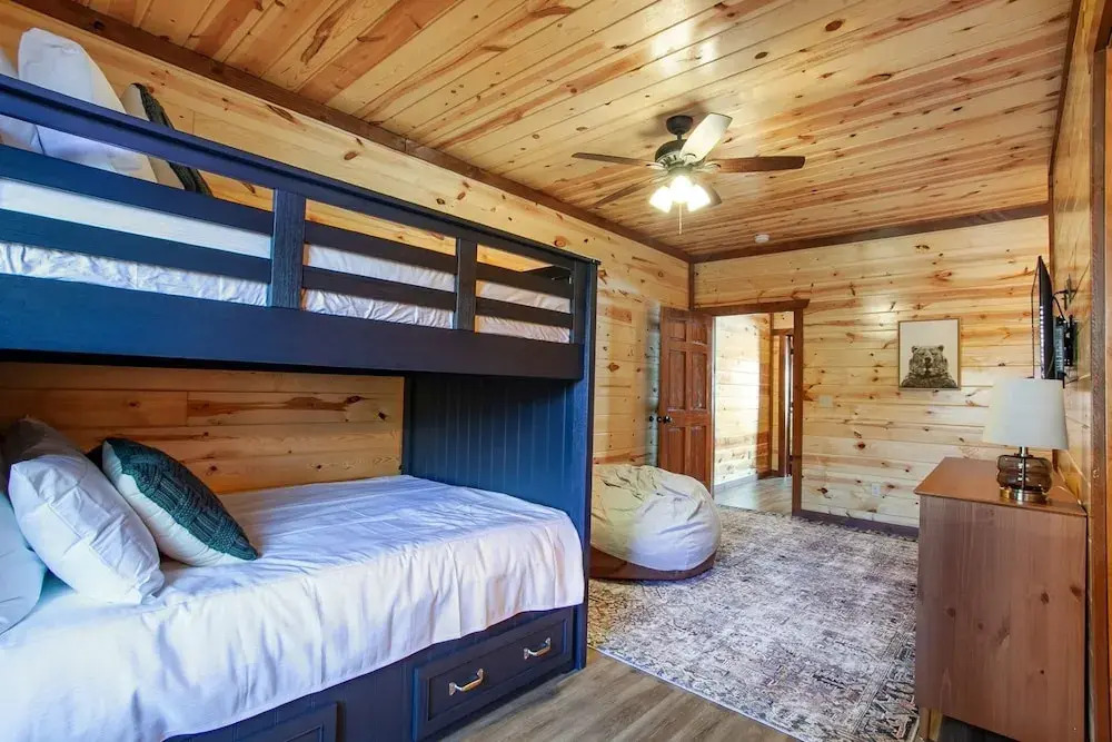Splash Of Gatlinburg 6 Bedroom Cabin by RedAwning